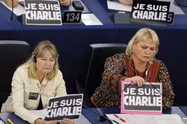 Các nghị sĩ của Nghị viện châu Âu đặt bảng hiệu “Tôi là Charlie” trước mặt trong phiên họp ở Strasbourg (Pháp) ngày 12-1 Ảnh: Reuters