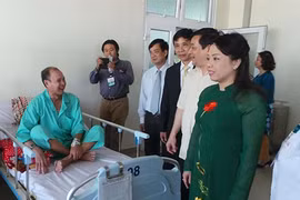 Bộ trưởng Bộ Y tế Nguyễn Thị Kim Tiến thăm bệnh nhân đang điều trị bệnh ung thư tại Bệnh viện Chợ Rẫy Ảnh: NGUYỄN THẠNH