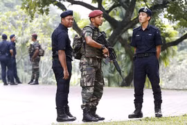 Quân đội tuần tra bên ngoài nơi tổ chức hội nghị thượng đỉnh ASEAN. Ảnh: Reuters