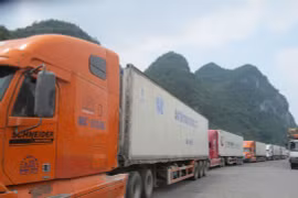 Xe chở dưa hấu "tắc" kéo dài hàng cây số ở cửa khẩu Tân Thanh