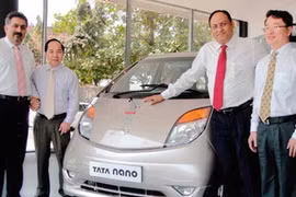Chủ tịch TMT Bùi Văn Hữu (thứ 2 từ trái) đã có nhiều năm theo đuổi việc đưa Tata Nano về Việt Nam.