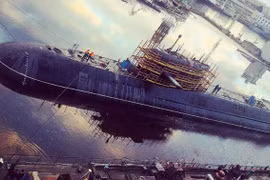 Tàu ngầm hạt nhân Moscow trước vùng nước của nhà máy Zvezdochka - Ảnh: bmpd