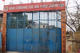 Sau gần 4 năm tiến hành huy động vốn từ khách hàng, đằng sau tấm biển này, dự án B5 Cầu Diễn vẫn chỉ là một bãi đất hoang.