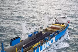Tàu của hãng Rolldock (Hà Lan) đang vận chuyển tàu ngầm Kilo về Việt Nam - Ảnh: Rolldock