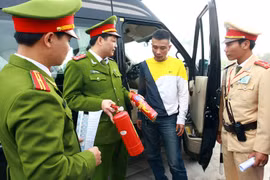 Quy định xe ô tô phải trang bị bình cứu hỏa đang vấp phải sự phản đối của dư luận do thiếu cơ sở khoa học và pháp luật