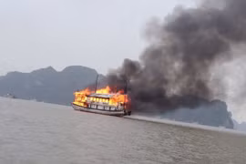 Ngọn lửa bùng phát từ tầng hai rồi lan rộng ra toàn bộ con tàu - Ảnh: Linh Linh