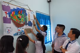 Học sinh lớp 10 Trường THPT Nhân Việt (TPHCM) trang trí cho báo tường mang chủ đề về trận hải chiến Gạc Ma (quần đảo Trường Sa) - nơi 64 chiến sĩ Hải quân Nhân dân Việt Nam đã hy sinh để bảo vệ chủ quyền biển đảo của tổ quốc. Ảnh: L.T