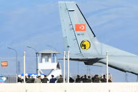 Thổ Nhĩ Kỳ trao trả thi thể phi công Su-24 bị phiến quân sát hại cho phía Nga. Ảnh: Reuters