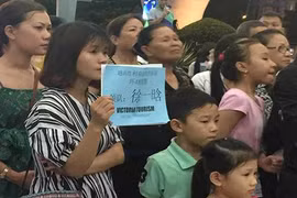 Hướng dẫn viên Trung Quốc đón đoàn và hướng dẫn viên du lịch chui tại Đà Nẵng. Ảnh: Hướng dẫn viên tiếng Trung cung cấp.