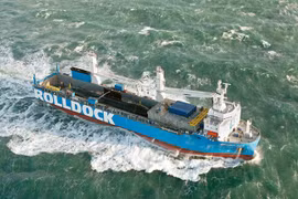 Tàu Rolldock Star chở tàu ngầm Hải Phòng về nước, tháng 1.2015. Cũng con tàu siêu trường siêu trọng này đang vận chuyển tàu ngầm Đà Nẵng về Việt Nam - Ảnh: Rolldock