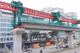 Tổng thầu sẽ dùng cẩu dọc để lắp dầm vượt đường trên cao - vành đai 3 (Thanh Xuân). 