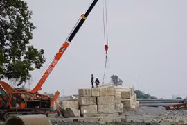 Công trường thi công lấn sông Đồng Nai 