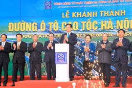 Thủ tướng Nguyễn Tấn Dũng cùng quan khách phát lệnh thông xe toàn tuyến cao tốc Hà Nội - Hải Phòng - Ảnh: T.Phùng