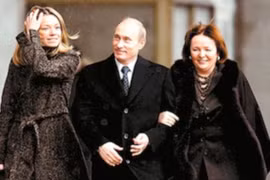 Ông Putin cùng người vợ cũ và con gái