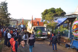 Người dân tiễn đưa hai nạn nhân xấu số trong vụ giết người chấn động huyện Đức Cơ 