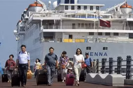 Hành khách xuống cảnh tàu ở Jeju, Hàn Quốc - Ảnh: Reuters