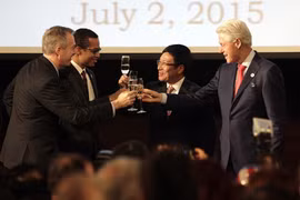 Cựu tổng thống Mỹ Bill Clinton trở lại Việt Nam nhân dịp kỷ niệm 20 năm hai nước bình thường hóa quan hệ ngoại giao. Ảnh: Columbian