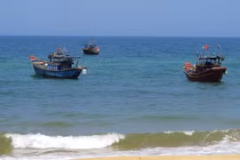 Nước biển ở thôn Khối, xã Nhân Trạch không còn màu đỏ (ảnh chụp chiều 5-5) - Ảnh: L.Giang