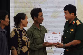 Thượng tướng Võ Văn Tuấn, Phó tổng tham mưu trưởng quân đội nhân dân VN tặng quà, biểu dương ngư dân Phạm Xuân Lệ.