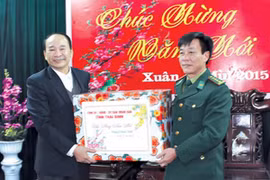 Ông Phạm Văn Sinh, Chủ tịch UBND tỉnh chúc Tết cán bộ, chiến sỹ Bộ Chỉ huy Bộ đội Biên phòng tỉnh. (Nguồn: thaibinh)