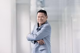 Ông Hoàng Kiều trở thành tỷ phú nhờ các công ty sản xuất huyết tương. Ảnh: Forbes