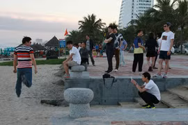 Một nhóm du khách Trung Quốc tại bãi biển Mỹ Khê (Đà Nẵng) Ảnh: TRẦN THƯỜNG