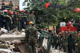 Ghi nhận tại hiện trường, vụ sập nhà rạng sáng nay đã làm 7 người thương vong.
