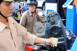 Phí bảo vệ môi trường với giá xăng sẽ tăng gấp 3 từ tháng 5 tới.