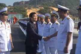 Chủ tịch nước Trương Tấn Sang chúc mừng Quân chủng Hải quân trong buổi lễ khai trương Cảng quốc tế Cam Ranh - Ảnh: Trần Đăng