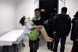 Nạn nhân được đưa đi cấp cứu