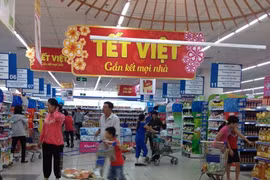 Từ trưa 18.2, nhiều mặt hàng phục vụ nhu cầu ngày Tết đã “cháy” hàng, siêu thị dọn dẹp sớm