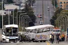 Hiện trường vụ tai nạn xe buýt chở sinh viên quốc tế ở Seattle - Ảnh: AP