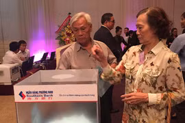 Cổ đông bỏ phiếu thông qua kết quả.