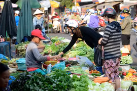 Giá điện, xăng tăng gần như cùng một thời điểm khiến dấy lên lo ngại hàng hóa sẽ "té nước" theo giá xăng, dầu