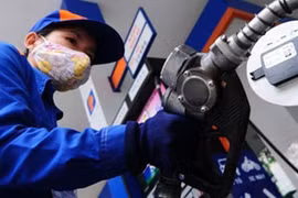 Giá xăng dầu sẽ tăng trong lần điều hành này? Ảnh: TL