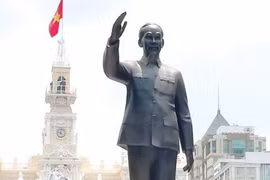 Tượng đài Chủ tịch Hồ Chí Minh trước UBND TP.HCM vừa được khánh thành nhân ngày sinh nhật Bác (19.5.2015), cao 7,2m, được thực hiện với kinh phí 7 tỉ đồng - Ảnh: Lê Công Sơn