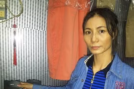 Bà Ngọt bên một trong ba bộ loa cũ do người chồng mang về từ Nhật.