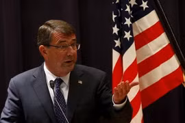 Bộ trưởng Quốc phòng Mỹ Ash Carter phát biểu trong buổi họp báo tại Bộ Quốc phòng Nhật ở thủ đô Tokyo ngày 8.4.2015 - Ảnh: Reuters
