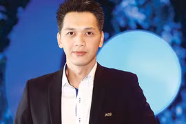 Trần Hùng Huy là con trai ông Trần Mộng Hùng, nguyên chủ tịch và là đồng sáng lập Ngân hàng cổ phần Á Châu (ACB).