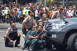 cảnh sát và quân đội Indonesia đấu súng với bọn khủng bố