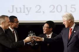 Cựu Tổng thống Bill Clinton nâng ly chúc mừng Phó Thủ tướng kiêm Bộ trưởng Ngoại giao Phạm Bình Minh, bạn đời của đại sứ, Clayton Bond và Đại sứ Mỹ tại Việt Nam Ted Osius (thứ tự từ phải sang). Ảnh: Reuters