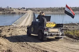 Quân đội Iraq bắc cầu phao để tiến vào trung tâm thành phố Ramadi. Ảnh: Twitter