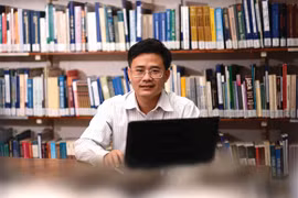 Ông Đỗ Thiên Anh Tuấn, giảng viên Chương trình Giảng dạy Kinh tế Fulbright 