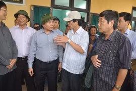 Ông Nguyễn Sự (thứ 2 từ phải qua) báo cáo Phó Thủ tướng Nguyễn Xuân Phúc công tác phòng chống lụt bão tại Hội An năm 2014