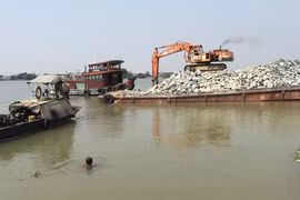 Đại dự án đang được Toàn Thịnh Phát thực hiện ngày đêm giữa lòng sông Đồng Nai (ảnh: Thanh Niên)