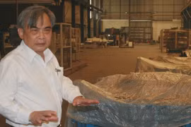 Ông Bùi Ngọc Huyên, Chủ tịch Vinaxuki trong nhà máy số 1 Mê Linh. Ảnh: Tâm An