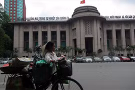 Bên ngoài trụ sở Ngân hàng Nhà nước.