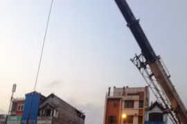 Nơi thanh sắt rơi xuống đường cắt ngang mặt 2 người dân đi xe máy đang lưu thông trên đường - Ảnh: Oto fun