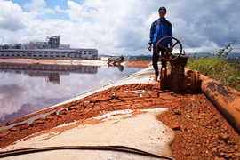 Bùn đỏ vương vãi, chỉ cần mưa lớn là bị rửa trôi và chảy tràn ra ngoài.