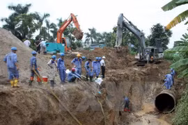 Hiện trường sự cố vỡ đường ống nước hồi tháng 8. (Ảnh: Tuấn Anh/TTXVN)